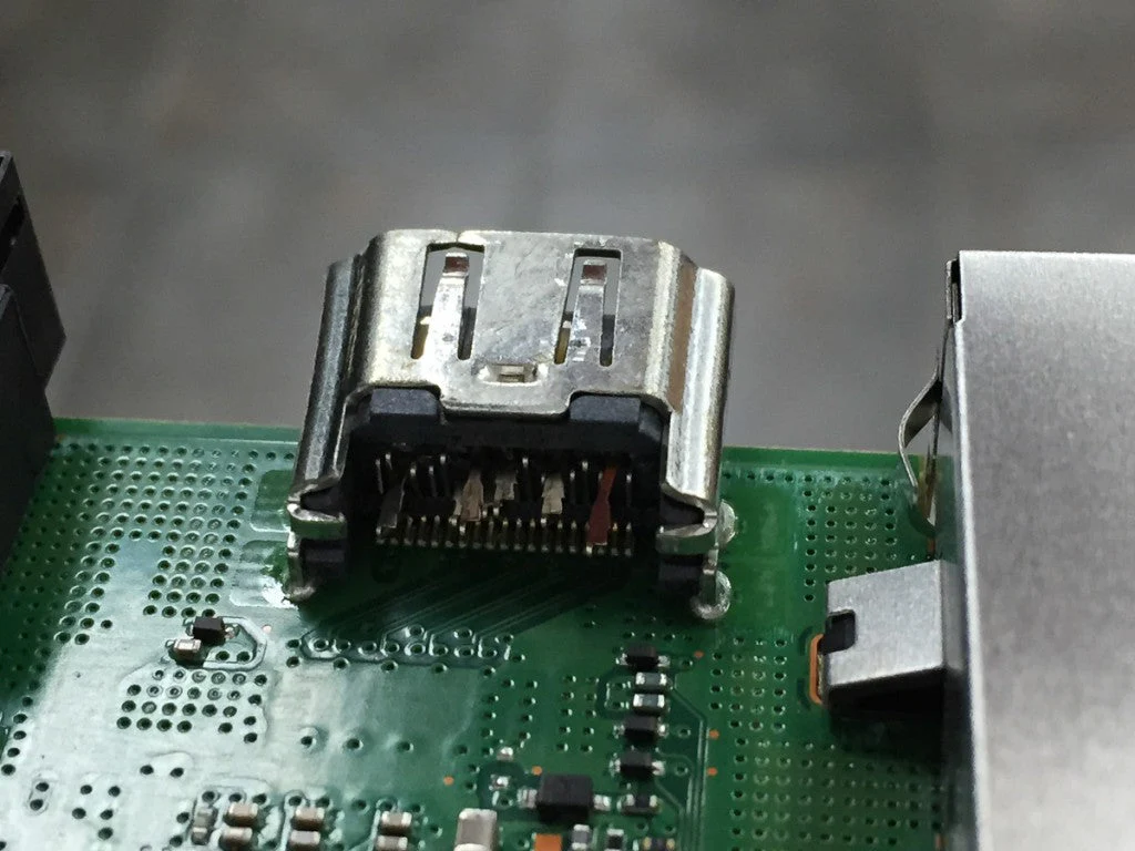 PS5 anakartı üzerinde HDMI soket ve bağlantı pinlerinin yakın görünümü